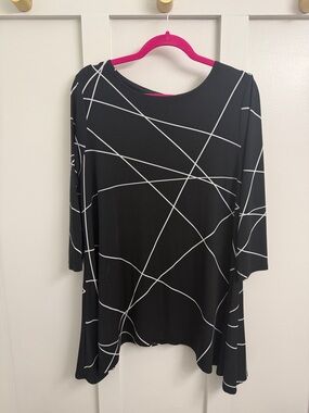 Womenโs Black Geometric Print Swing Top